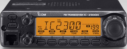 Cobertura de frecuencias de 136 a 174 MHZ.<br />
Potencia de larga duración y calidad Icom<br />
Potencia de salida RF de 65 vatios con resistencia de trabajo pesado.<br />
Salida de audio potente de 4,5 W que proporciona un sonido intenso y claro, conforme a las especificaciones MIL-STD 810G más recientes.