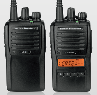 Descontinuado, consulte reemplazo!<br /><br />
Handy VX261 Radio Portatil Profesional VERTEX<br />
( Reemplaza la Radio VX231 ) Version UHF o VHF<br />
Una nueva combinación de rendimiento y valor.<br />
La serie VX-260 ofrece la combinación ideal de características y rendimiento para la eficiencia, la fiabilidad y la interoperabilidad.