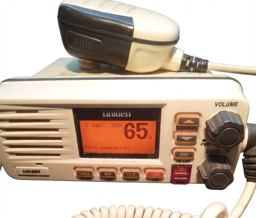 Uniden UM380, Radio Banda Marina VHF/FM
